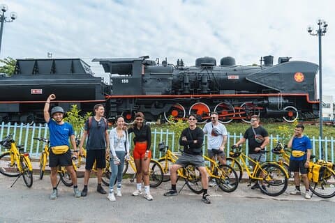 Paseo en tren de Saigón y recorrido en bicicleta por el templo flotante de medio día