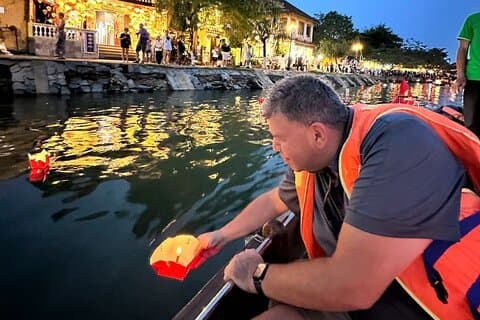 Hoi An RiverBoat Ride - Mercato Notturno-Walking alla Lantern Area 5P.M