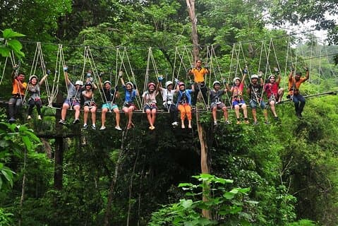 Aventura y desafío de tirolina en la copa del árbol de la diversión en Kanchanaburi
