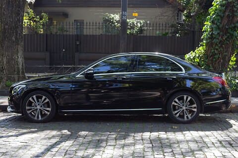 Lufthavnstransport i en Mercedes Benz Sedan eller Jeep SUV