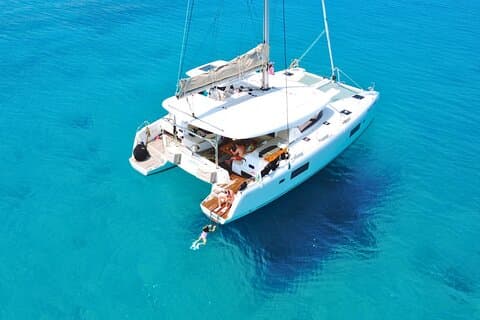 Avgår från Yonabaru Marina!Katamaran Yacht Day Cruise | Helt privat båtcharterplan (3-timmarskurs/6-timmarskurs)
