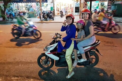 Hoi An Night Tour gastronómico Crucero en moto y linterna por Lady Rider