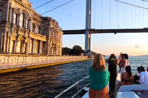 Croisière guidée au coucher du soleil sur le Bosphore sur un yacht de luxe - Croisière en petit groupe