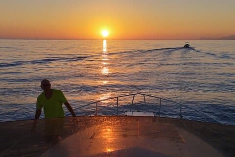 Solnedgangsaperitiff på en båt i Palermo