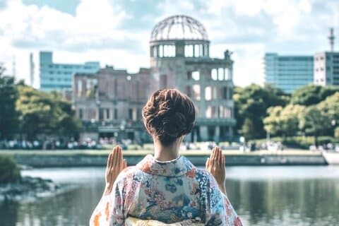 Att bära en Kimono en traditionell japansk outfit