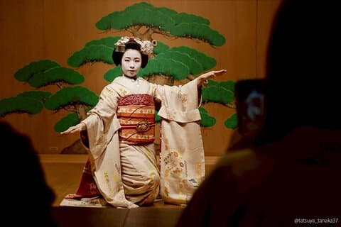Ceremonia de baile y té Maiko en un escenario Noh en Kyoto