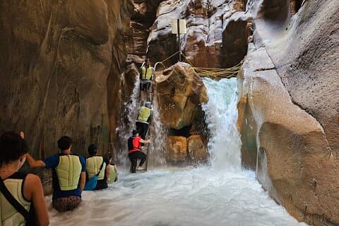 Splash og vandring i Wadi Mujib Siq Trail fra Amman