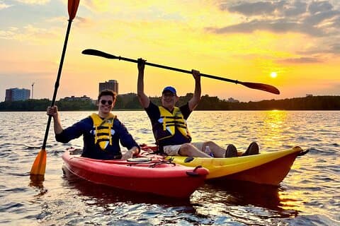 Sunset Kayak Tour in Downtown Ottawa and Gatineau