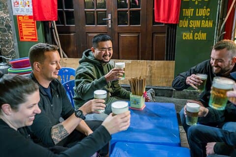 Hanoi's levendige bier Hơi cultuur met een bierliefhebber