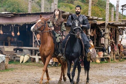 イスタンブール・エルトゥグルルとオスマン・ガジの映画セットツアーより