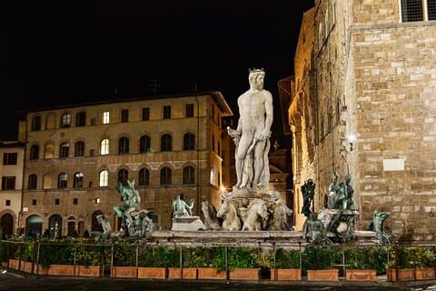 Legends of Florence 2 - Hours Private Walking Tour por noite