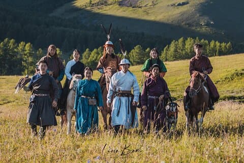 Autentiska mongoliska hästbågskytte med riktiga mongolkrigare