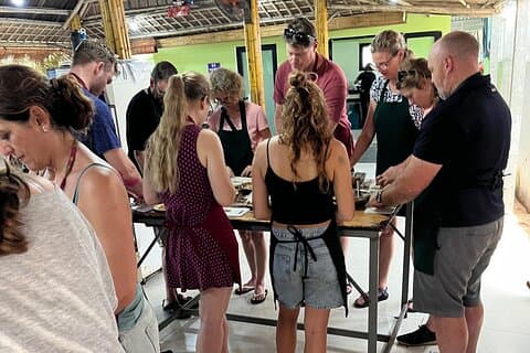 Cours de cuisine de promenade en bateau par chef local