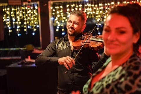 Crociera con cena sul Bosforo di Istanbul con spettacolo notturno turco