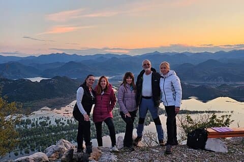 O pôr do sol caminhando no lago Skadar NP a partir de Podgorica