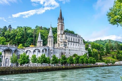 Privat transfer fra Barcelona til Lourdes i Frankrike