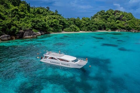 Platinum Snorkling Flykten till Similanöarna av Power Catamaran