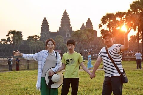 Memórias impressionantes de uma era Angkor por um guia profissional