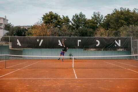 Spil tennis i Athen med lokale