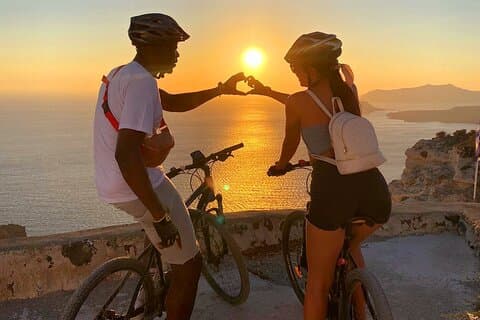 Santorini Tour em bicicletas elétricas e scooters