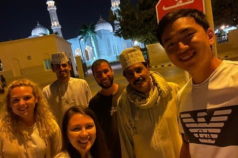 Henge ut om natten med morsomme omani venner til middag