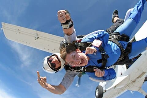 Skydive Over Barcelona – Salto in tandem di 13.000 piedi con trasporto
