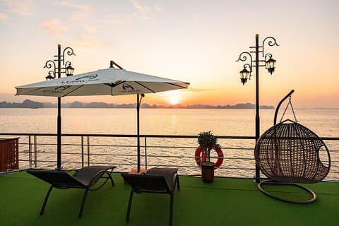 Tour di un'intera giornata di Halong Bay con pranzo a buffet e festa al tramonto