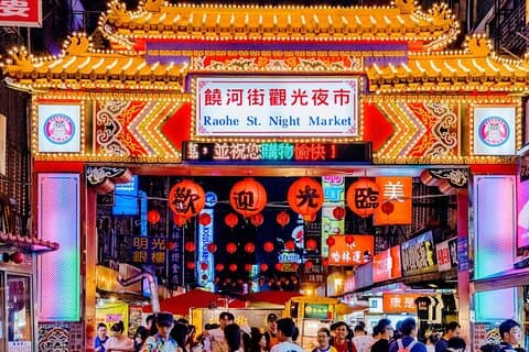 Tour del mercato notturno e del cibo di Taipei Street con un locale: privato e personalizzato