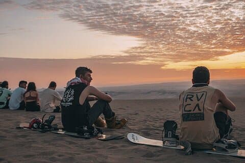 Ballestas-Inseln und Huacachina mit Buggys und Sandboarding ab Lima