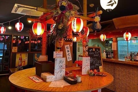 Tour gastronómico nocturno en Tenma con un guía local