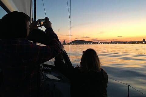Solnedgångssegeltur i Barcelona med Cava
