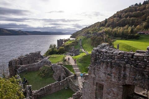 Urquhart Castle en Loch Ness vanuit de haven van Invergordon