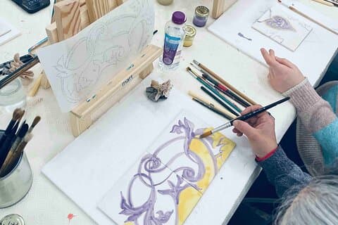 Maler fliser og lager unike stykker i et kunstgalleri i Lisboa