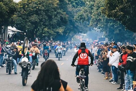 Barrio Antioquia Efter mørke motorcykel stunts og gade kultur