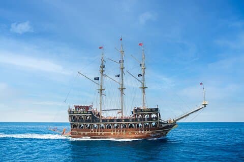 Tour en barco pirata en Alanya: un día relajante con almuerzo