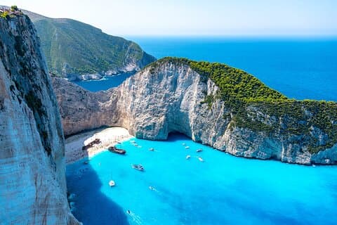 Private Speedboat Tour to Shipwreck Cove