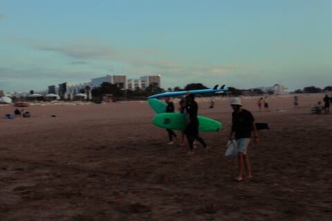 Forfait surf et yoga avec des instructeurs locaux à Tamraght Maroc