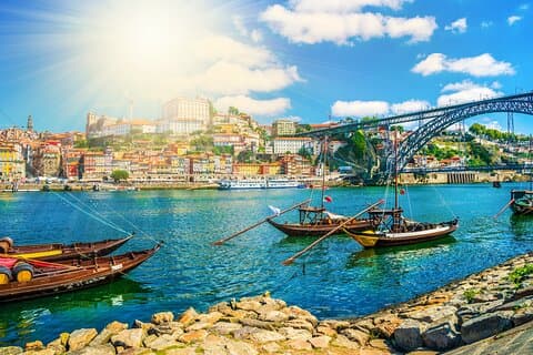 Private car transfer from Lisbon to Porto with 2h for sightseeing
