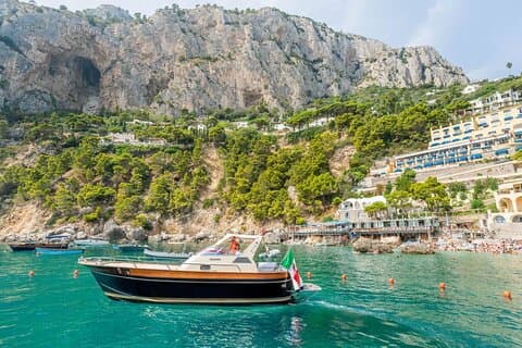 Sorrento : Capri Select båttur med svømming, drikke og henting