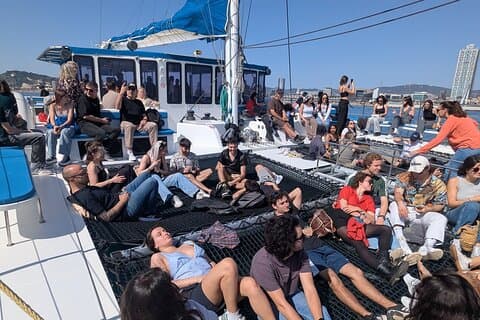 Entdecken Sie Barcelona vom Meer aus mit einem Begrüßungsgetränk!