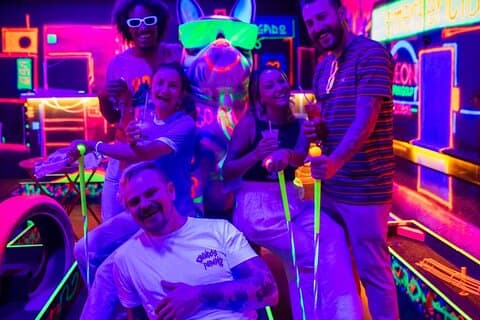 Neon Uv 18 Hole Indoor Minigolf e Bar