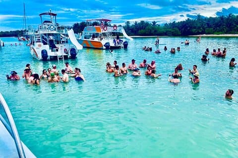 Bavaro Party Boot met Snorkelen Drankjes en Snacks