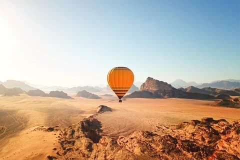 Wadi Rum Sunrise Air Balloon Day Tour og hotelloverføring