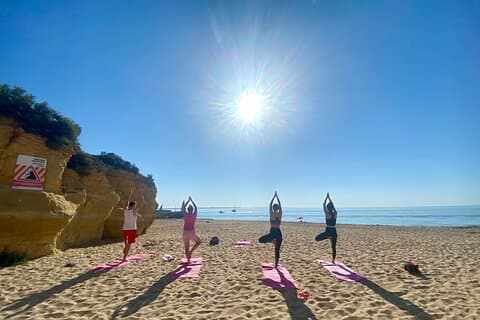 Ochtend Strand Yoga in Albufeira door el Sol - Lifestyle
