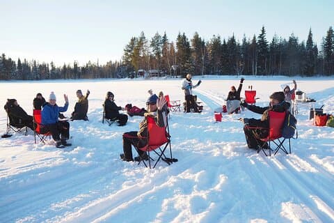 Experiencia tradicional de pesca en hielo en Laponia