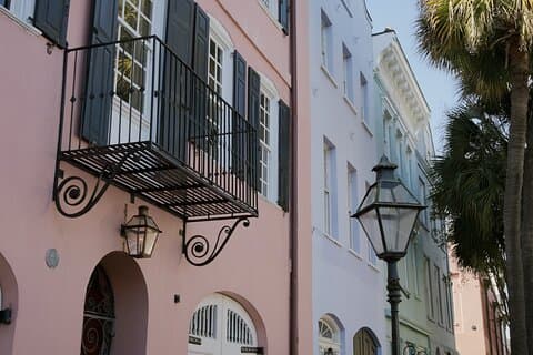 Passeggiata storica a sud di Broad nella città fortificata di Charleston