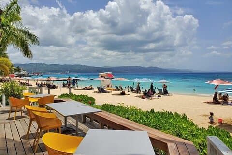 Ankomst till MBJ flygplats och privat transfer med strandstopp