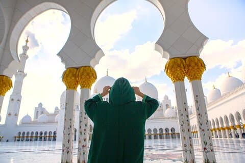 From Dubai: Abu Dhabi Grand Mosque, Palace. Souk, Etihad & Louvre