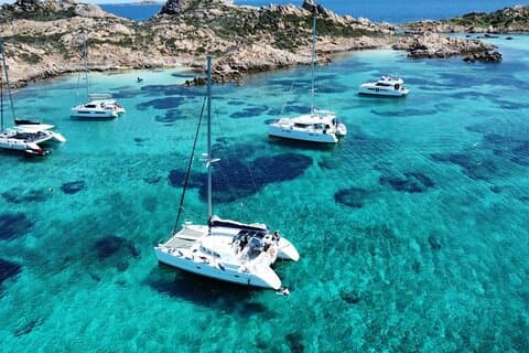 12-meters katamarantur i Maddalena-øygruppen fra Cannigione.