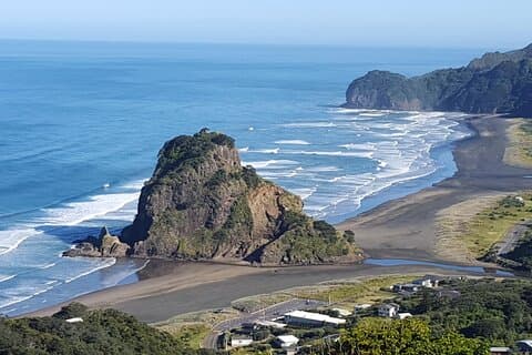 Esplora la SPIAGGIA DI BLACK SAND PIHA e le cascate d'acqua a West Auckland